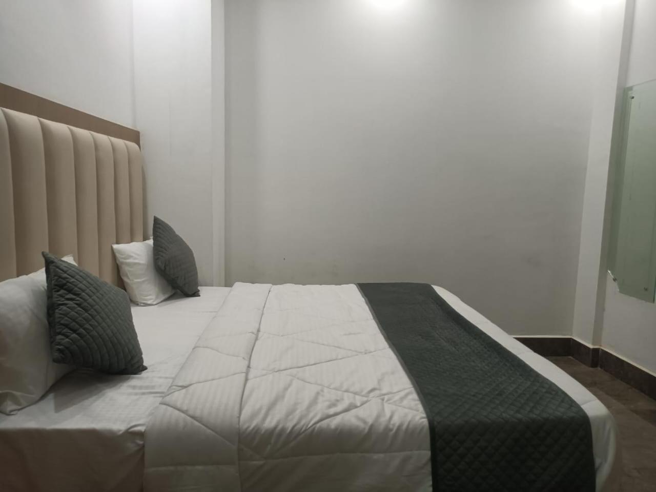 Hotel Whitehouse Ac Family Room Agra  Exterior photo