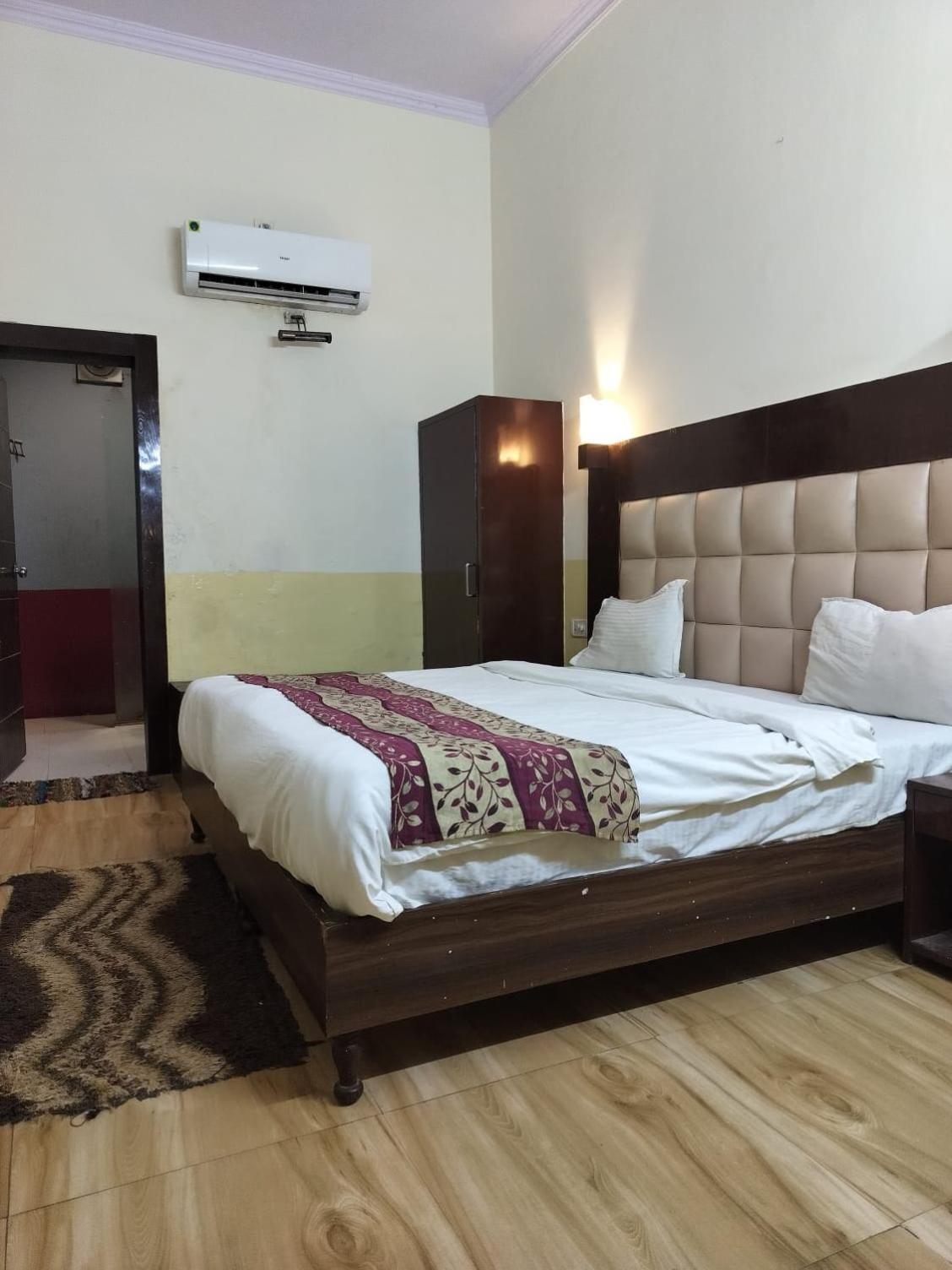 Hotel Whitehouse Ac Family Room Agra  Exterior photo